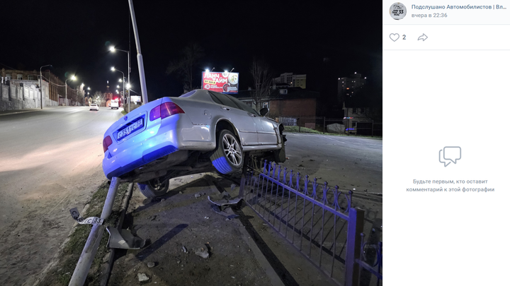 Во Владимире на Студёной горе автомобиль не вписался в поворот и повис на ограждении