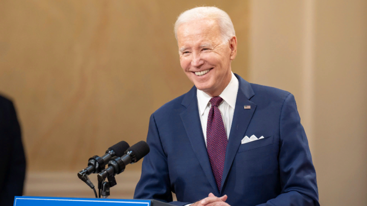 Американцев шокировала выходка Байдена: Президент США едва не укусил ребёнка