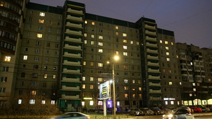 В Новосибирске мужчина повис на балконном карнизе на МЖК