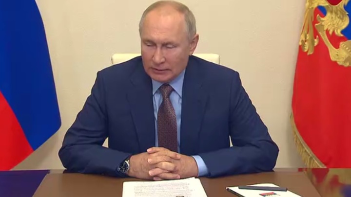 Родители школьников Новосибирской области получат 10 тысяч от Путина раньше срока