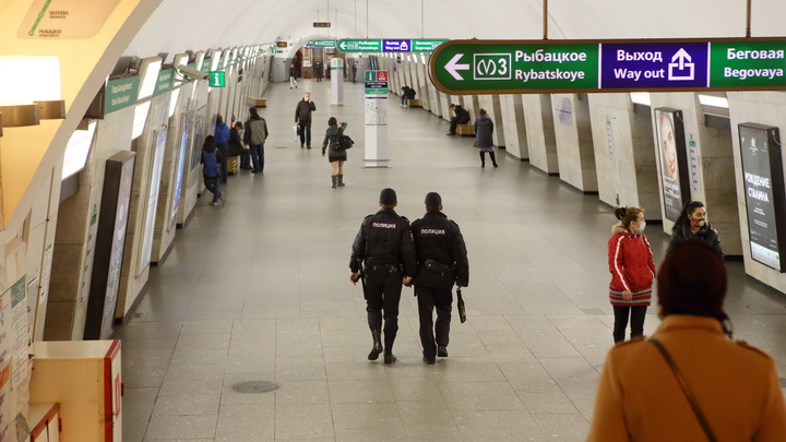 «Включает музыку и крутит пятой точкой» В Петербурге жестко задерживали «человека-паука» в метро