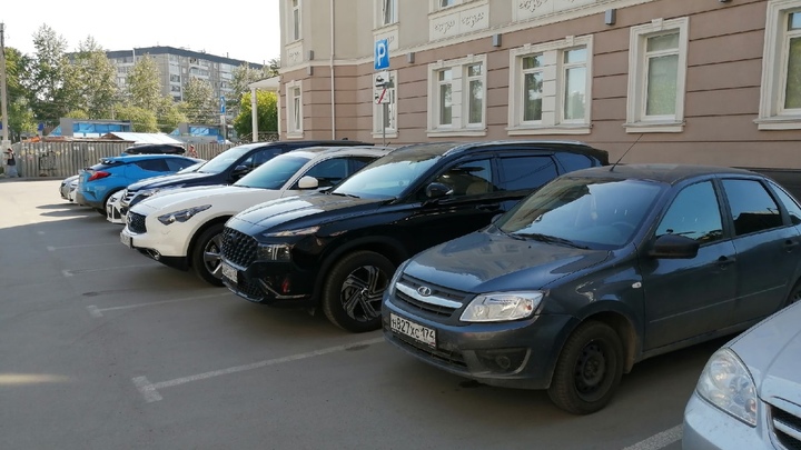 Автомобильный вандал из Челябинска прокалывает колёса легковушкам