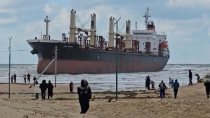 У берегов Анапы сняли с мели сухогруз Blue Shark