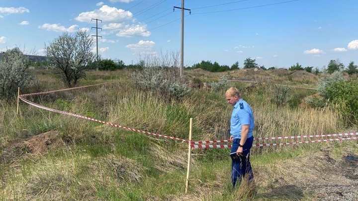 В Троицке прокуратура разыскивает хозяина опасного для жизни битумного болота