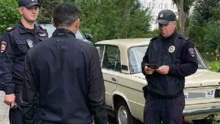 В Самаре сотрудники полиции задержали мужчину с пакетом запрещенного вещества