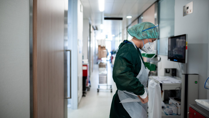 Мясников назвал критическую для России ситуацию: ИВЛ, гробы и маленькая температура