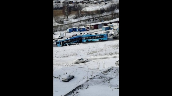 Два пассажирских автобуса лоб в лоб столкнулись в Новокузнецке