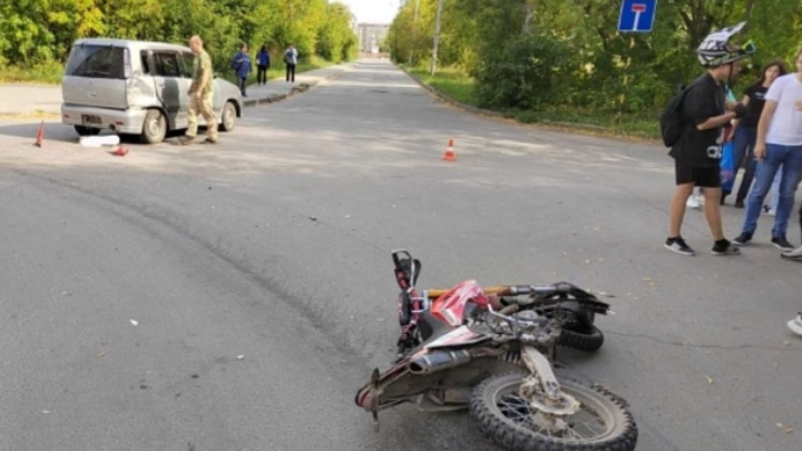 Несовершеннолетние мотоциклист и его пассажирка пострадали в ДТП в Новосибирске