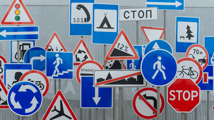 В центре Екатеринбурга водители столкнулись с невозможностью повернуть на улицу Вайнера