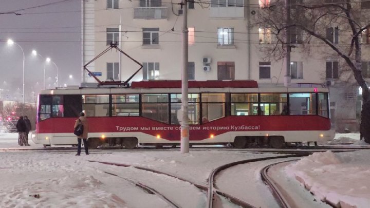 Жители Кемерова пожаловались на давку в трамвае №10