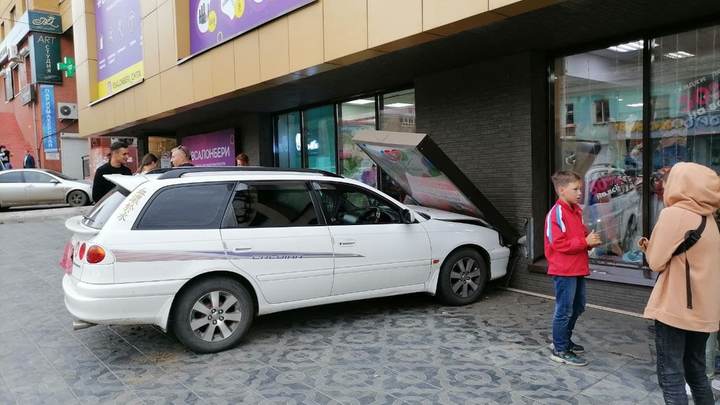 В центре Читы иномарка врезалась в рекламную вывеску торгового центра