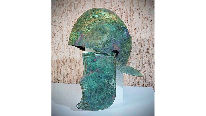 Археологи обнаружили на месте древнего могильника бронзовый легионерский шлем