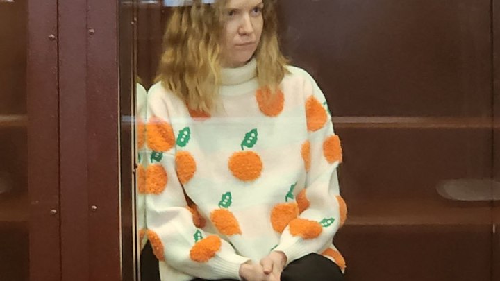 Апельсиновое настроение: Дарья Трепова* приоделась в ожидании приговора