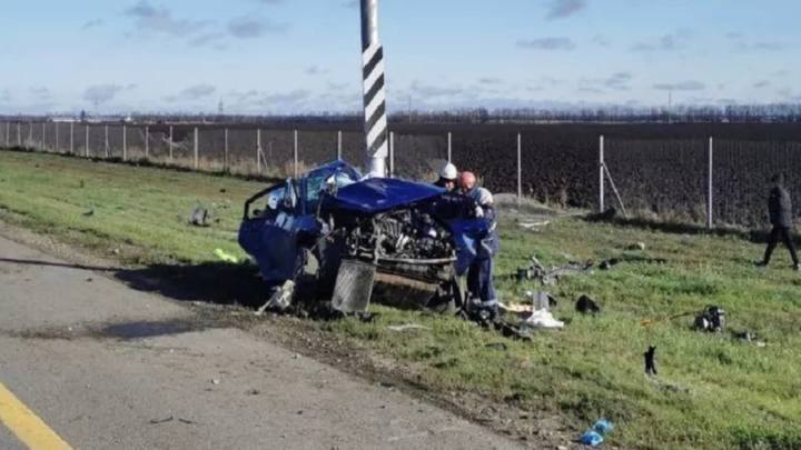 На Кубани иномарка врезалась в столб, водитель погиб