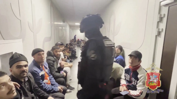 Массовая депортация: 96 нелегалов выдворят из России после рейда МВД в Коледино