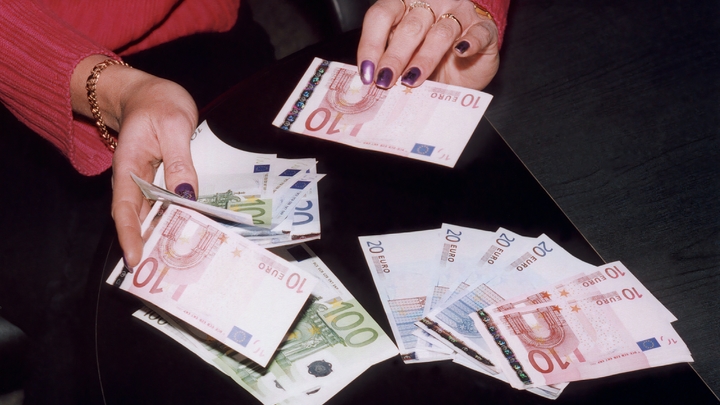 Работодатели Новосибирской области резко подняли зарплаты осенью 2023 года