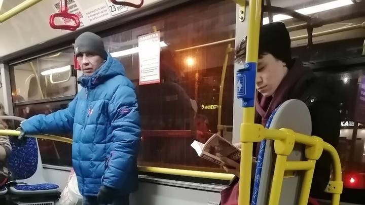 Курганцы обвинили власть в двойных стандартах: штрафуют за маски, а в автобус не влезть