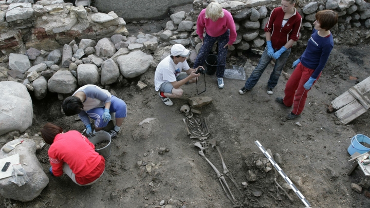 Тайное захоронение в Москве: Рабочие случайно нашли черепа и кости 12 человек