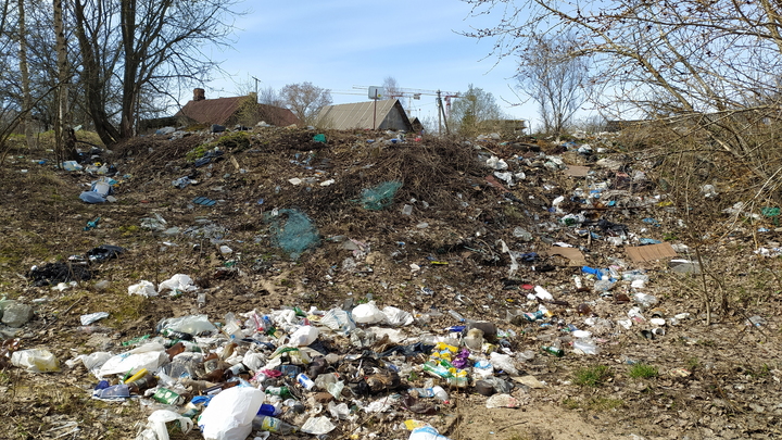 В районе жёлтого озера Краснодара убирают незаконную свалку