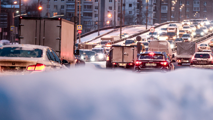 В Петербург вернулась зима. Снегоуборочная техника вновь выехала на улицы города