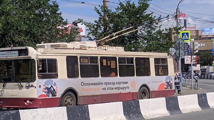 Водитель бездействовала: Ещё нескольких новосибирцев троллейбус ударил током
