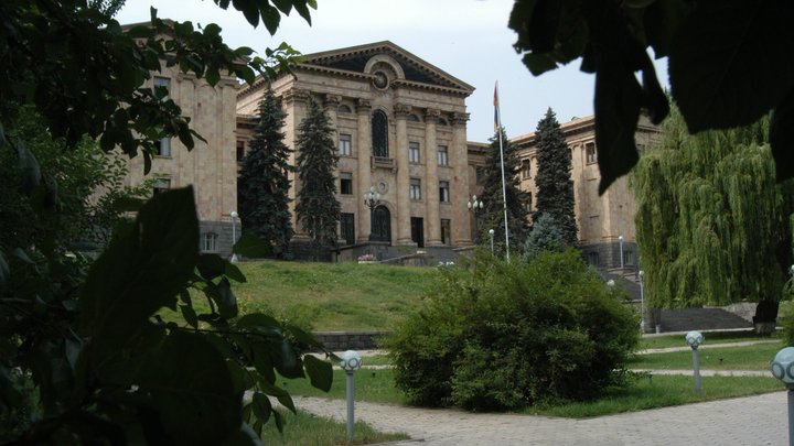 Обвинившего Россию армянского депутата резко осадили в Ереване