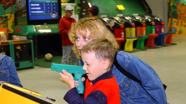 В США 2-летний малыш выстрелил в брата-близнеца из найденного в доме пистолета