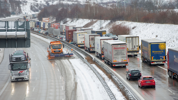 Нововведение на границах: Владельцев грузовиков обяжут резервировать дату и время въезда
