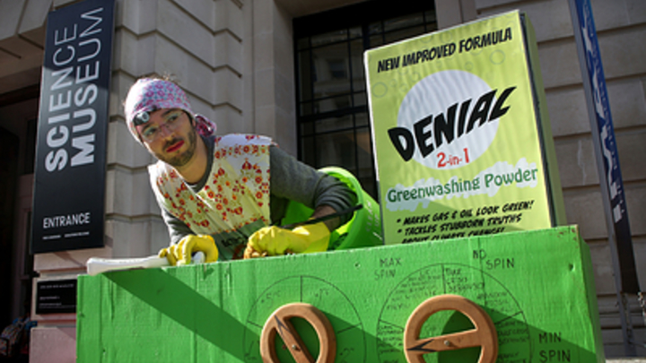 Плавки вместо трусов и отказ от стирки: Как экономят в США - экстремальные способы