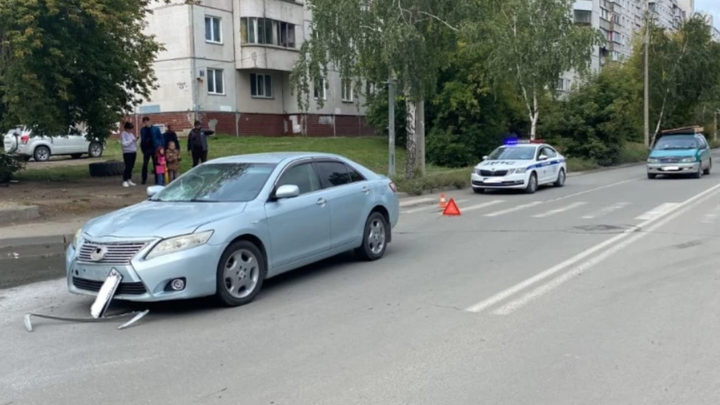 Водитель иномарки сбил двух пешеходов на зебре в Новосибирске