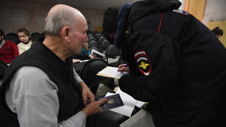 Более 400 переселенцев из ДНР, ЛНР и Украины получили паспорта России в Нижнем Новгороде