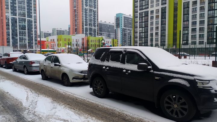 Припаркованную машину обстреляли с балкона в Москве