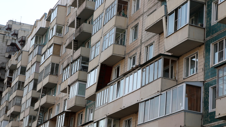 Стояла на подоконнике 9-го этажа: Кадры с малышкой из Дагестана испугали всех, кто это видел