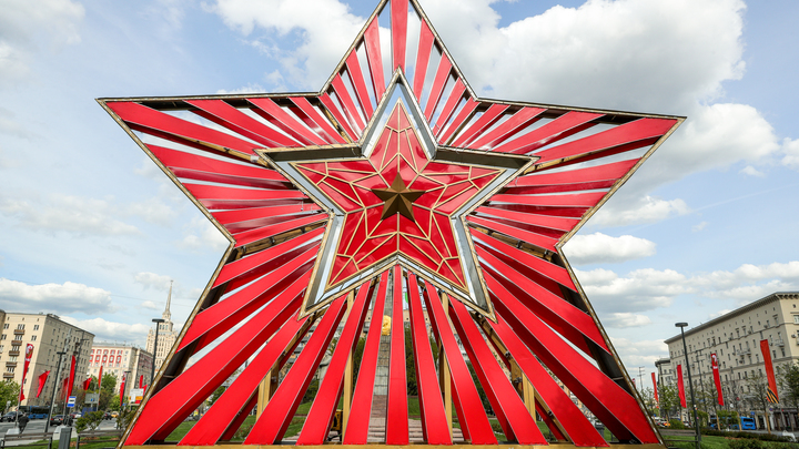 Перед Днем Победы в Петербурге на фасадах зданий зажгли световые инсталляции
