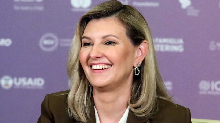 Улыбка на вопрос о страдающих украинцах: Удивившее видео интервью Зеленской западному журналисту