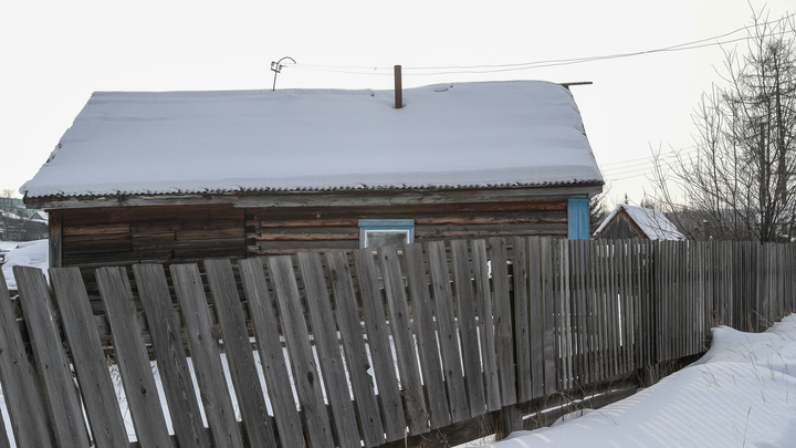 Две многодетные семьи выживают в разрушающемся доме в пригороде Новосибирска