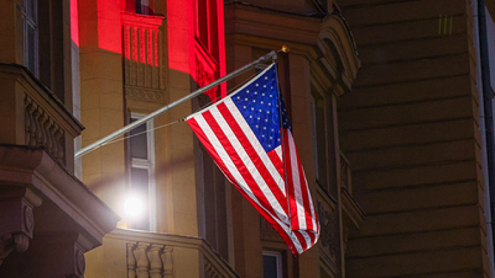 У посольства США в Москве начали демонтировать инсталляции в поддержку СВО