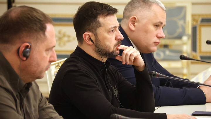 Дубинский: Зеленский подводит Украину к краю, чтобы ввести миротворцев