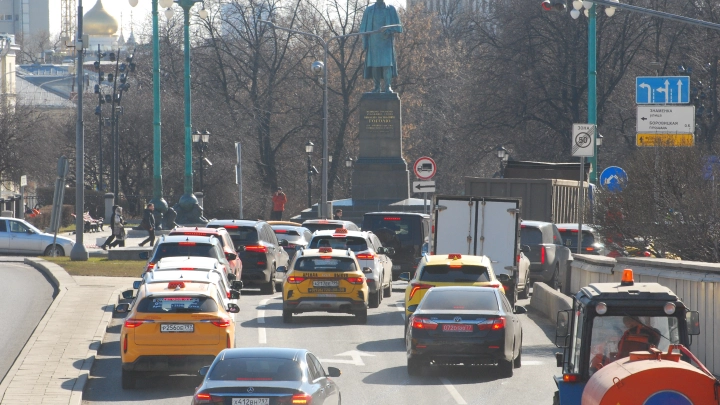 В России с апреля начнут штрафовать водителей за иностранные права