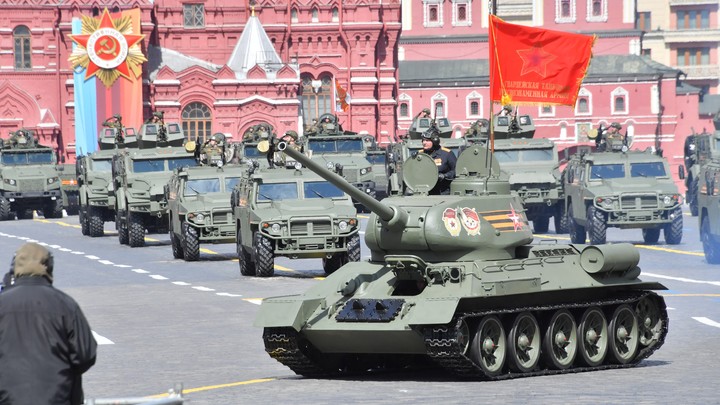Почему на Красной площади был лишь один танк и какую новинку русских показали на Параде Победы