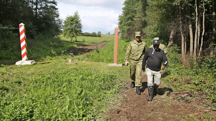 Пока ЕС выстраивает забор, Беларусь стягивает к границе военных