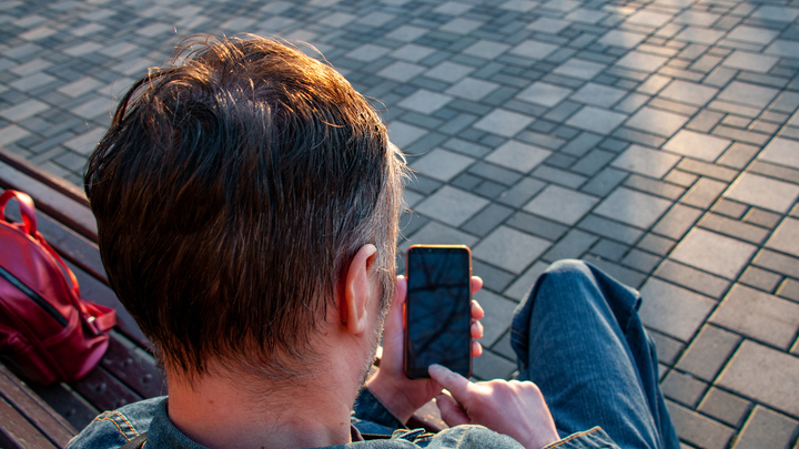 Эксперты: класть телефон экраном вниз — ошибка, которая может серьезно навредить гаджету