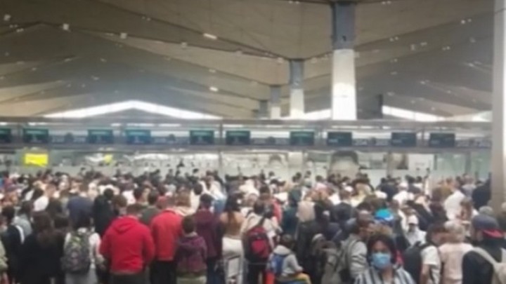 Прокуратура проверит очереди людей без масок в Пулково