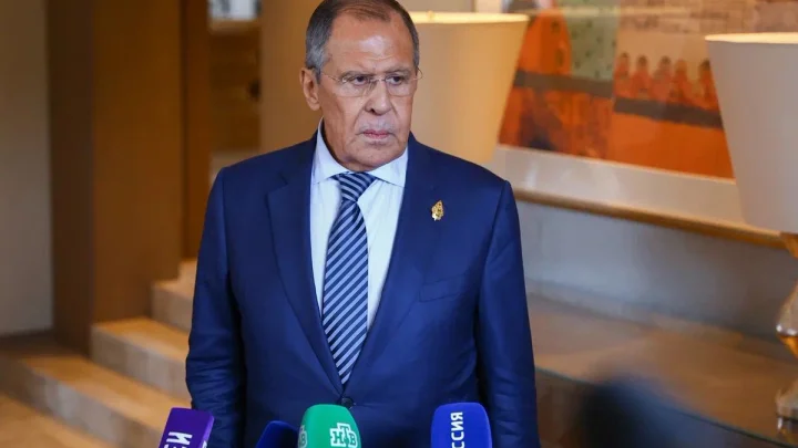 Зеленский что-то перепутал. Лавров молчать не стал: Киеву быстро освежили память о статьях Конституции