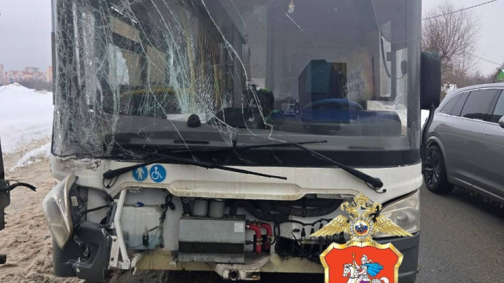 В Электростали автобус с пассажирами протаранил фуру: есть пострадавшие