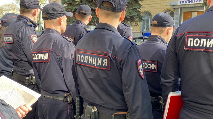 В Челябинске полицейские забрали у курьера телефонных мошенников 100 тысяч рублей