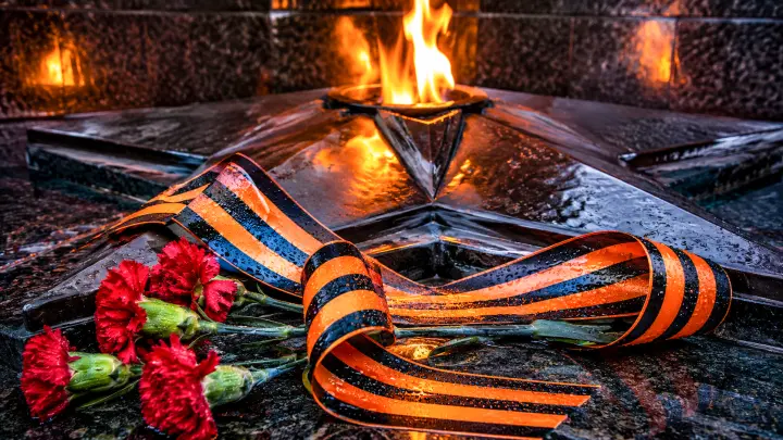 Особые калаши в руках львов Кима на Параде в Москве – Пинчук объяснил, зачем на них кристаллы Сваровски