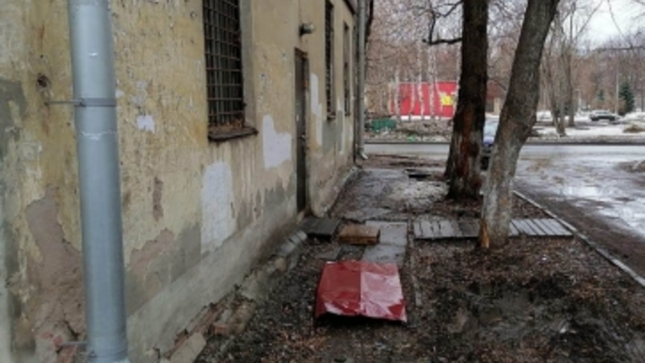 В Самаре мужчине отрезало руку упавшим куском кровли