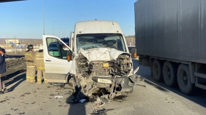 В Челябинской области на трассе М-5 автобус с пассажирами врезался в фуру