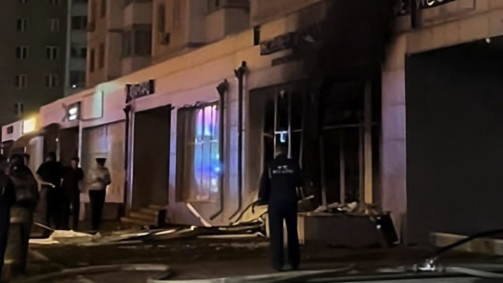 Тушили до утра: ночью в Челябинске сгорел магазин на первом этаже высотки
